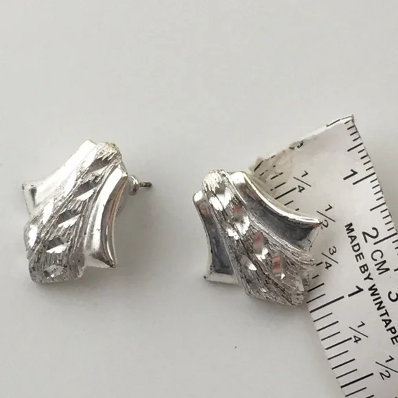 Classic Silver Leaf Motif Textured Stud Earrings - Picture 4 of 4